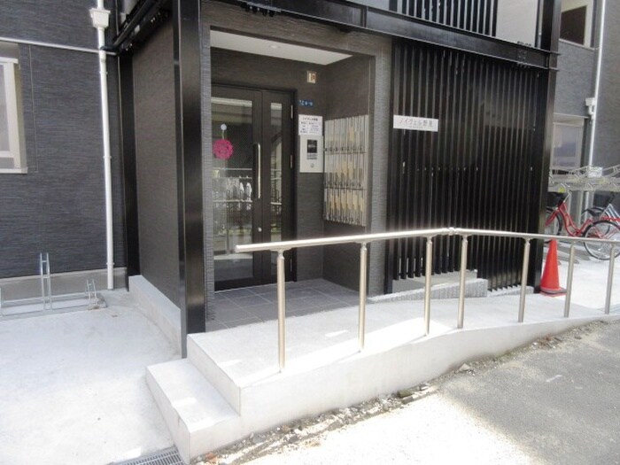 物件外観写真3　(エントランス部分)