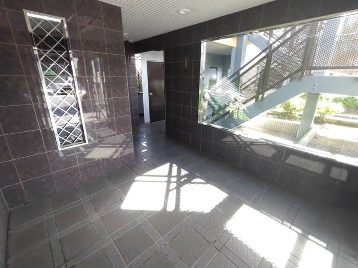 物件外観写真4　(エントランス部分)