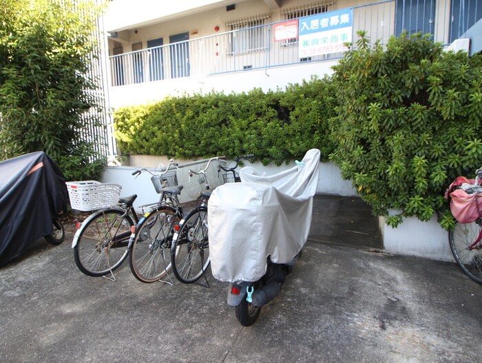 物件外観写真4　(駐輪場)