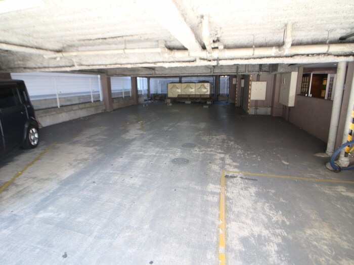 物件外観写真5　(駐車場)