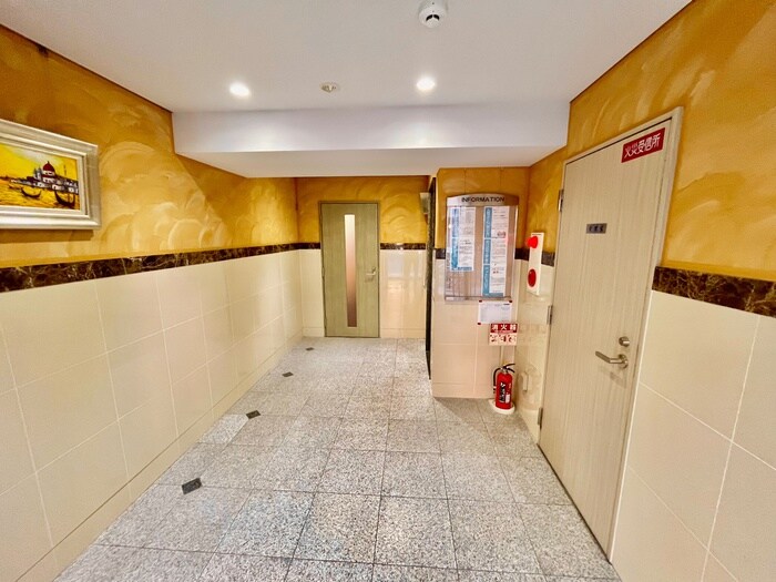 物件外観写真2　(エントランス部分)