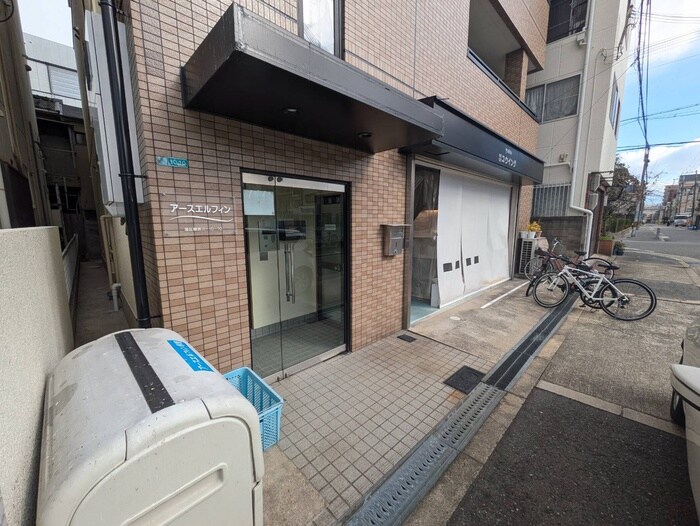 物件外観写真2　(エントランス部分)