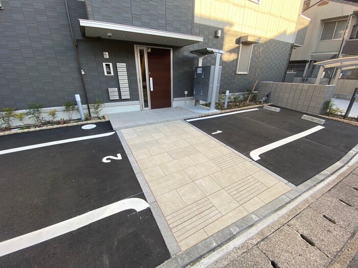 物件外観写真3　(エントランス部分)