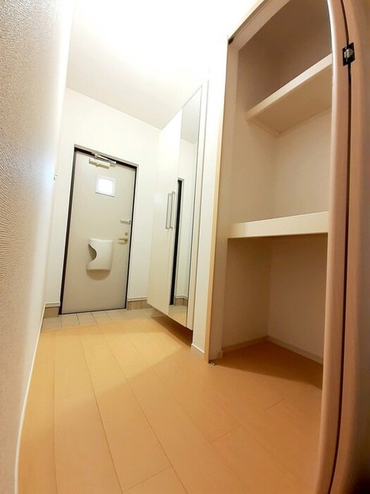 物件内観写真16　(玄関)