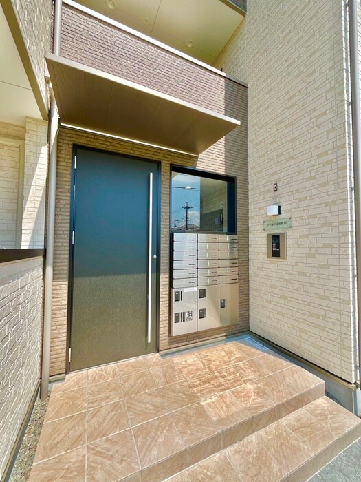 物件外観写真3　(エントランス部分)