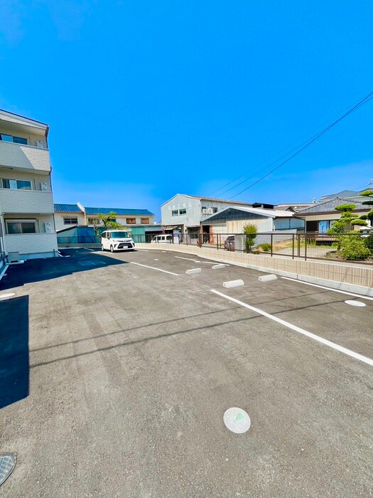 物件外観写真4　(駐車場)