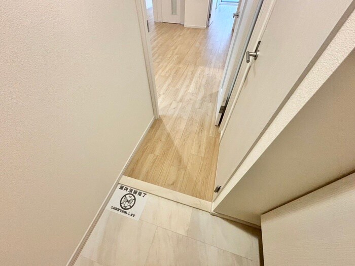 物件内観写真4　(玄関)