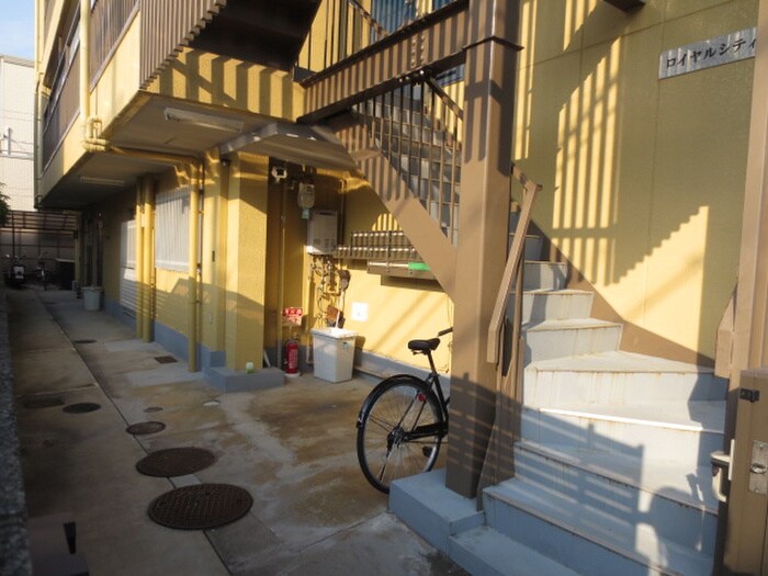 物件外観写真3　(エントランス部分)