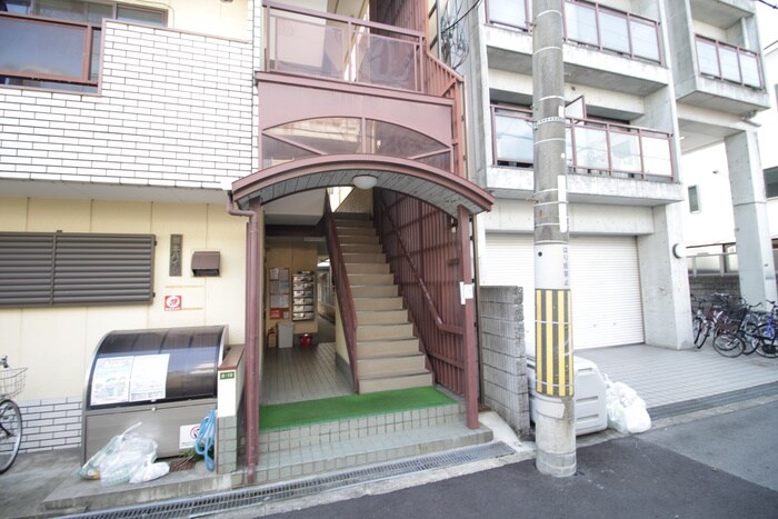 物件外観写真3　(エントランス部分)