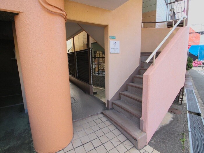 物件外観写真4　(エントランス部分)