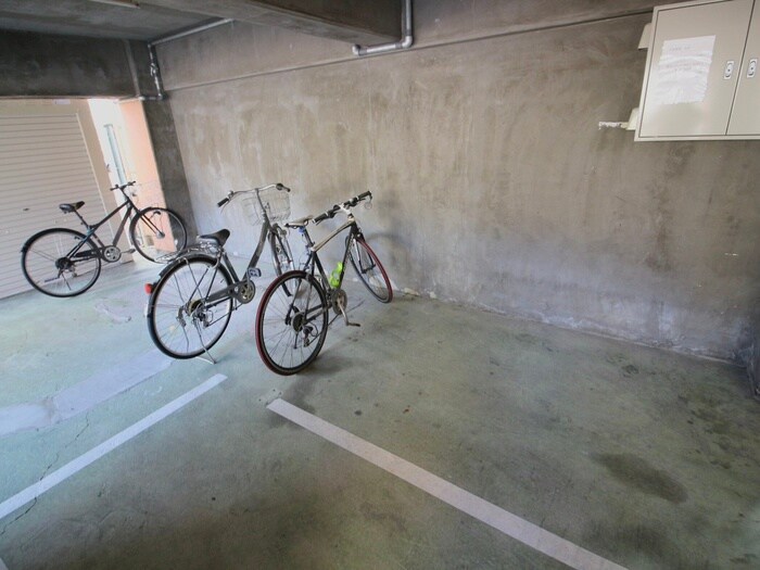 物件外観写真5　(駐輪場)
