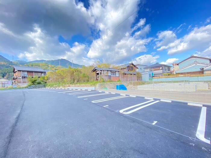 物件外観写真2　(駐車場)