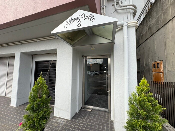物件外観写真2　(エントランス部分)