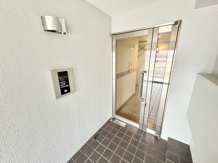 物件外観写真3　(エントランス部分)