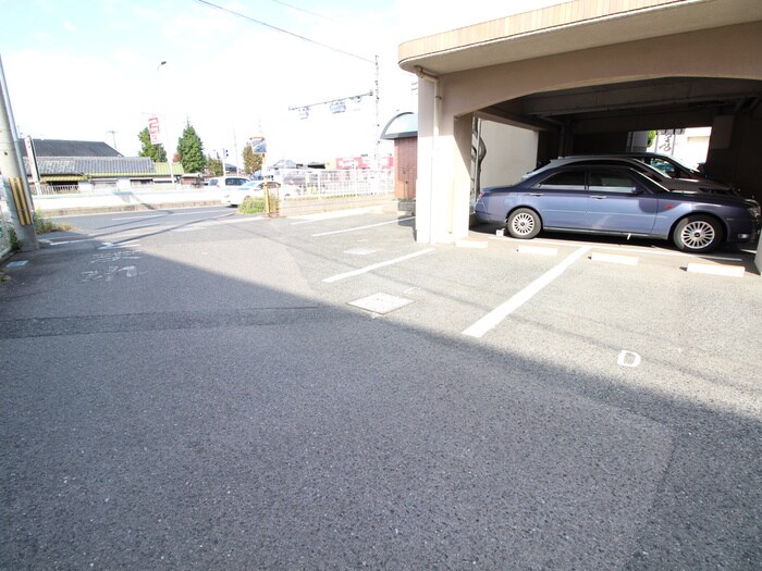 物件外観写真4　(駐車場)