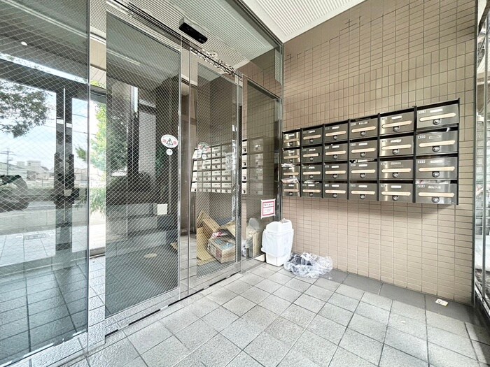 物件外観写真2　(エントランス部分)