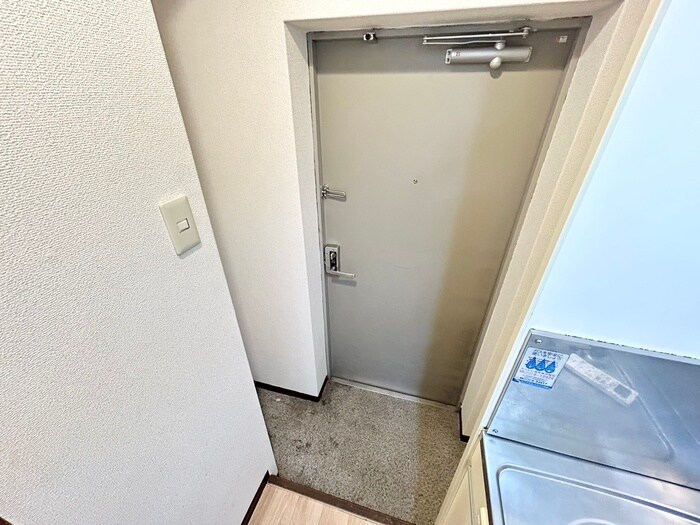 物件内観写真4　(玄関)