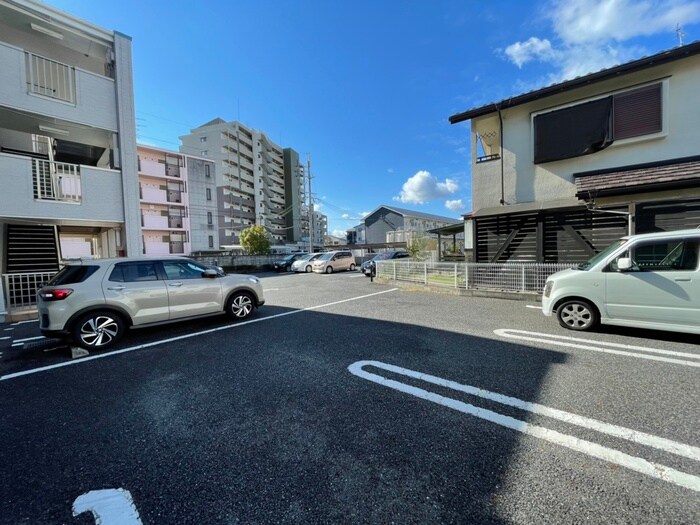 物件外観写真3　(駐車場)