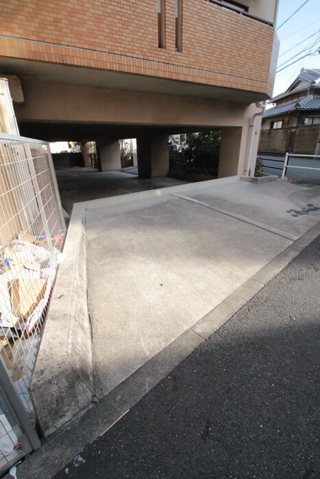 物件外観写真4　(駐車場)