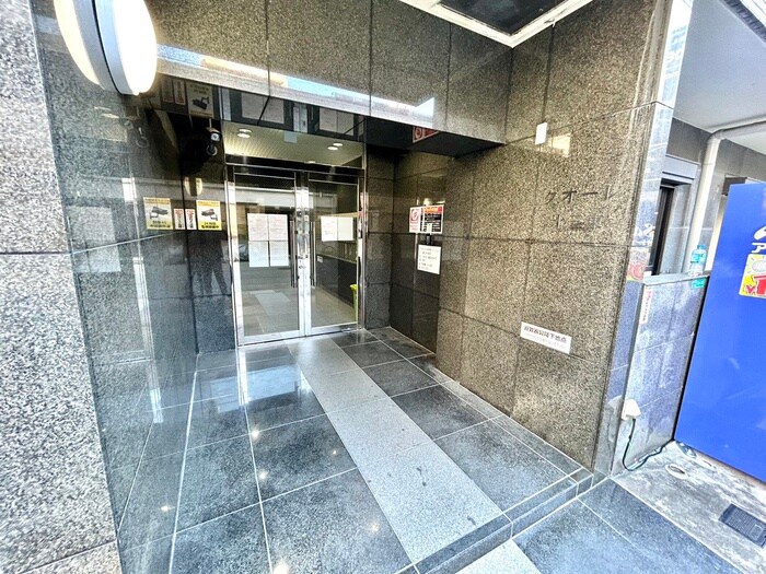 物件外観写真2　(エントランス部分)