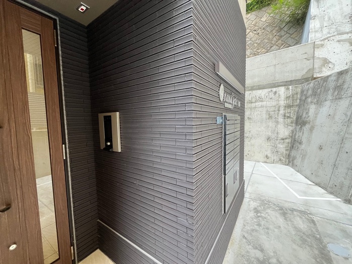 物件外観写真3　(エントランス部分)