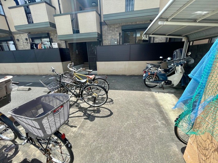 物件外観写真5　(駐輪場)