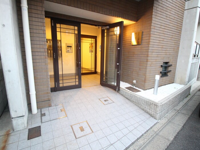 物件外観写真4　(エントランス部分)