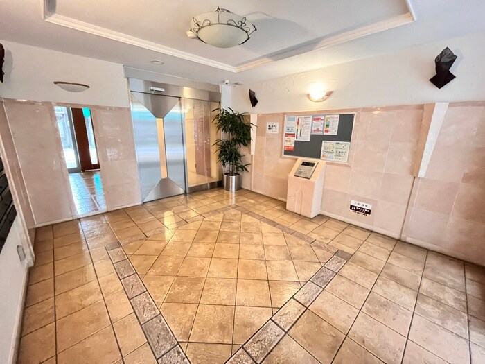 物件外観写真2　(エントランス部分)