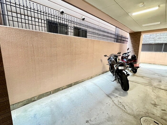 物件外観写真4　(バイク置き場)