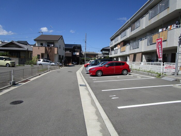 物件外観写真3　(駐車場)