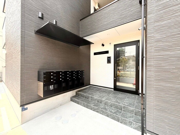 物件外観写真2　(エントランス部分)