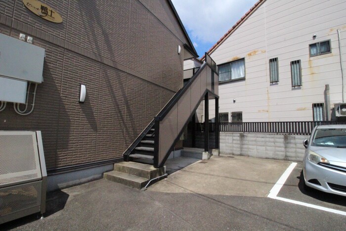 物件外観写真2　(エントランス部分)