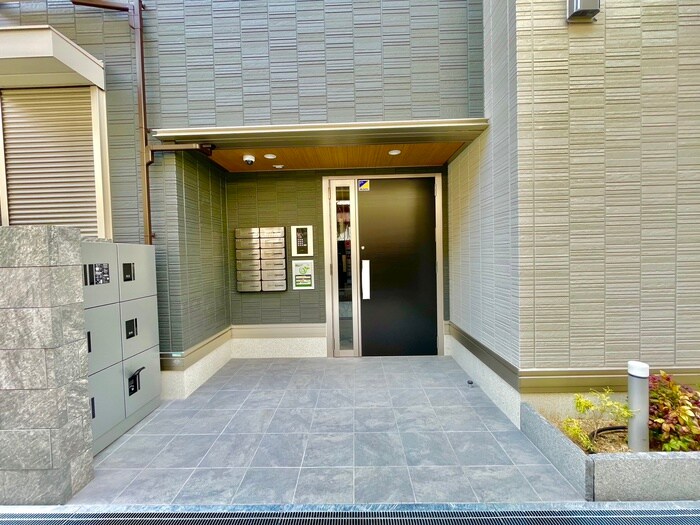 物件外観写真3　(エントランス部分)