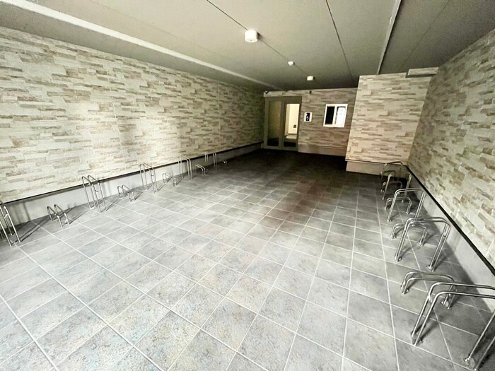 物件外観写真4　(駐輪場)