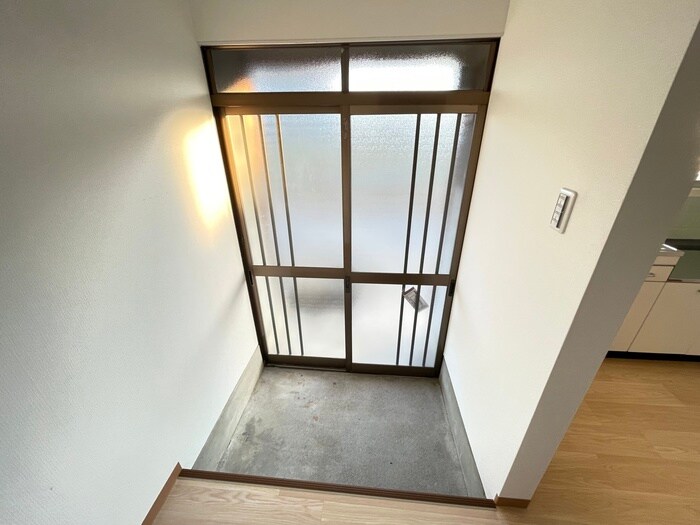 物件内観写真2　(玄関)