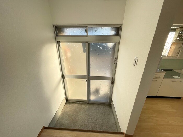 物件内観写真2　(玄関)