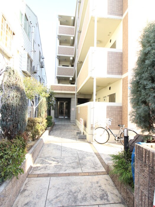 物件外観写真2　(エントランス部分)
