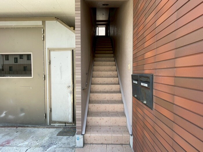 物件外観写真4　(エントランス部分)