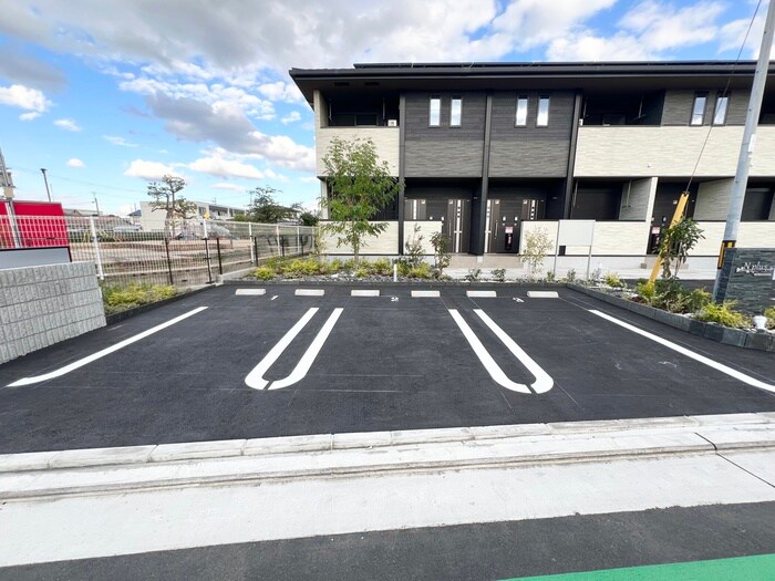 物件外観写真4　(駐車場)