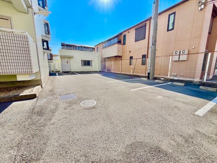 物件外観写真5　(駐車場)