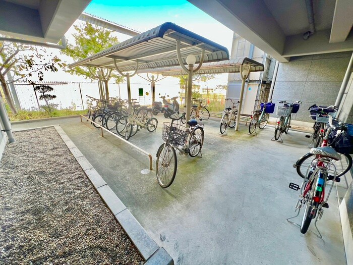 物件外観写真4　(駐輪場)