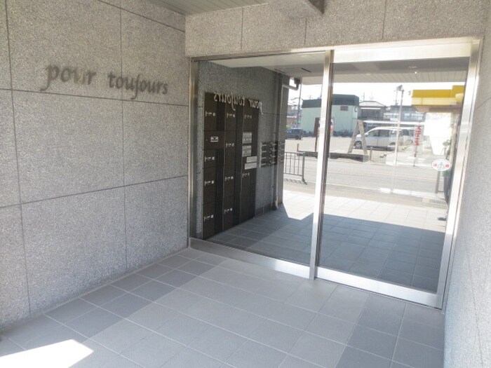 物件外観写真6　(エントランス部分)