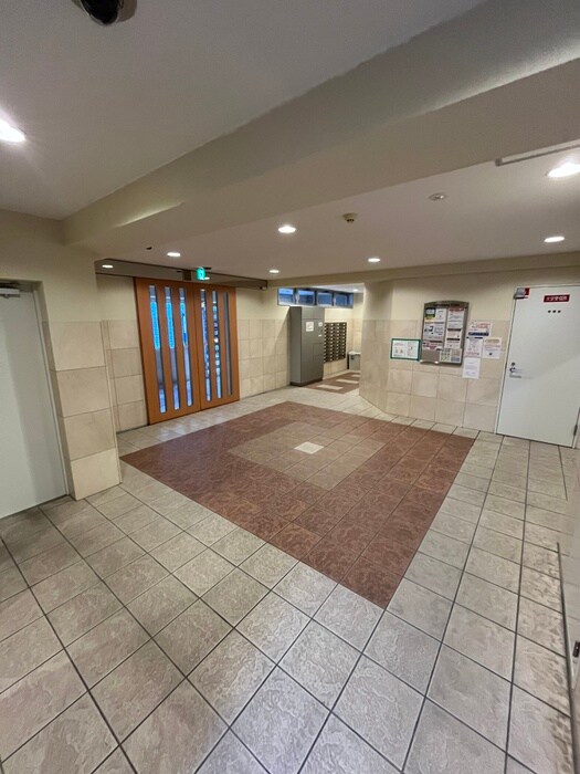 物件外観写真4　(エントランス部分)