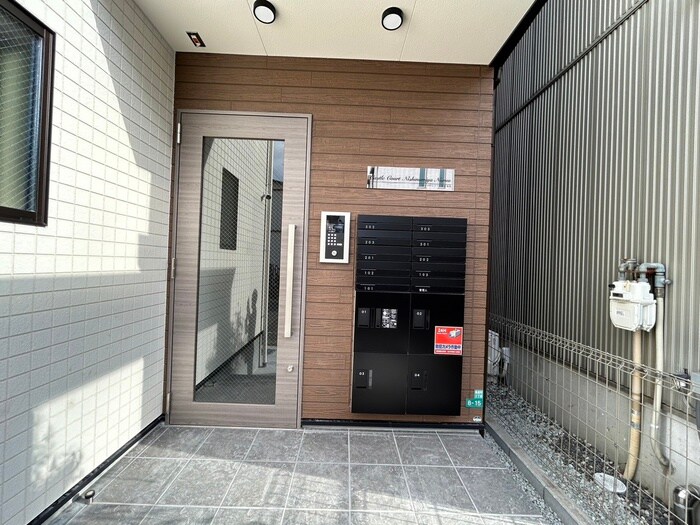 物件外観写真6　(エントランス部分)