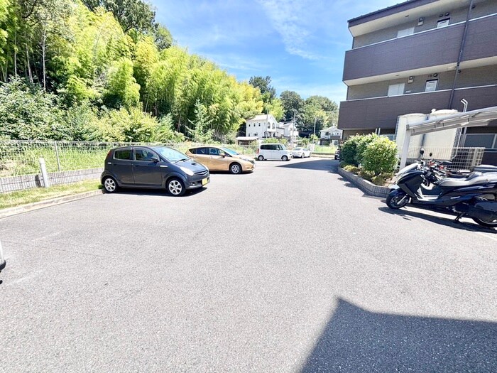 物件外観写真4　(駐車場)