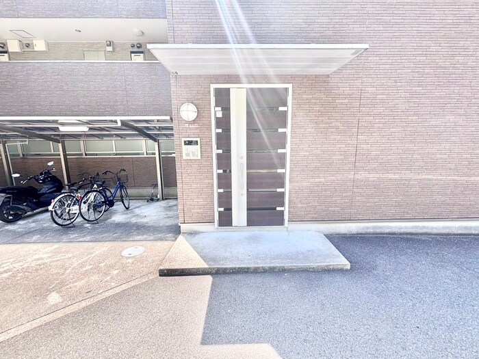 物件外観写真5　(エントランス部分)