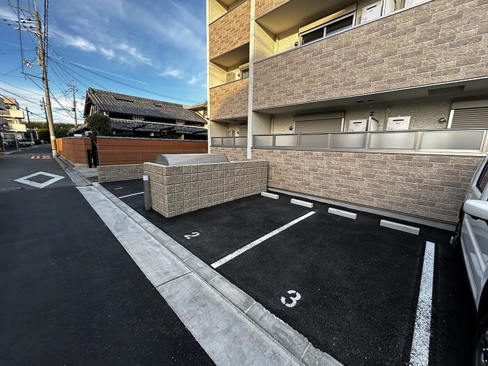 物件外観写真5　(駐車場)