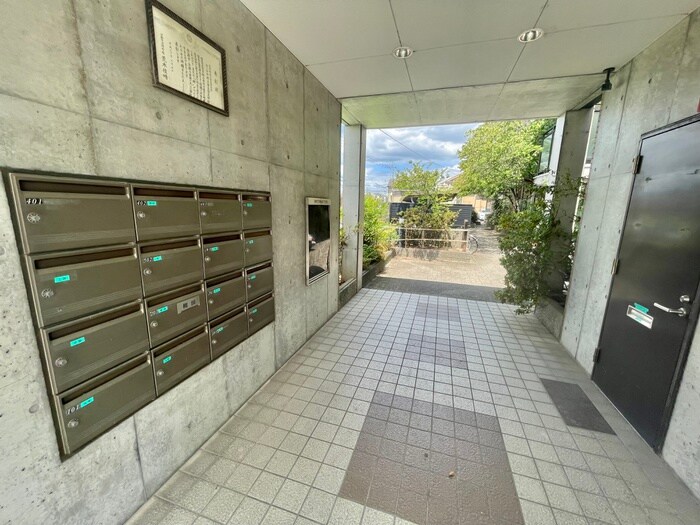 物件外観写真4　(エントランス部分)