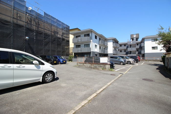 物件外観写真4　(駐車場)