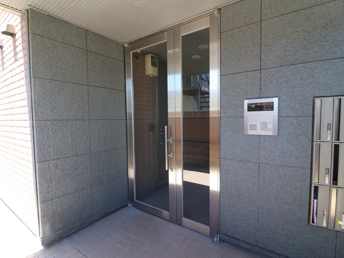 物件外観写真4　(エントランス部分)